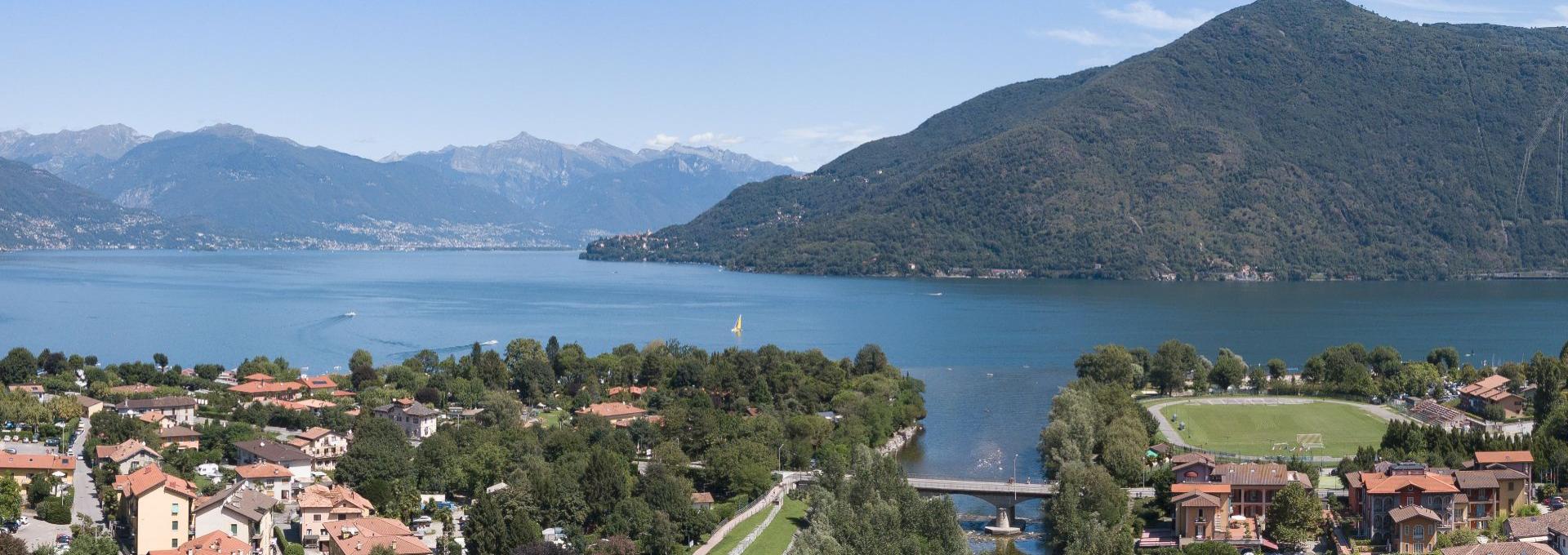 Vista panoramica di un lago con montagne e villaggio pittoresco.